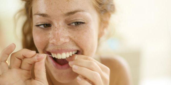 Mikor kell a fogselymet használni - mielőtt vagy miután tisztítja fogait ecsettel? Hogyan kell csinálni?